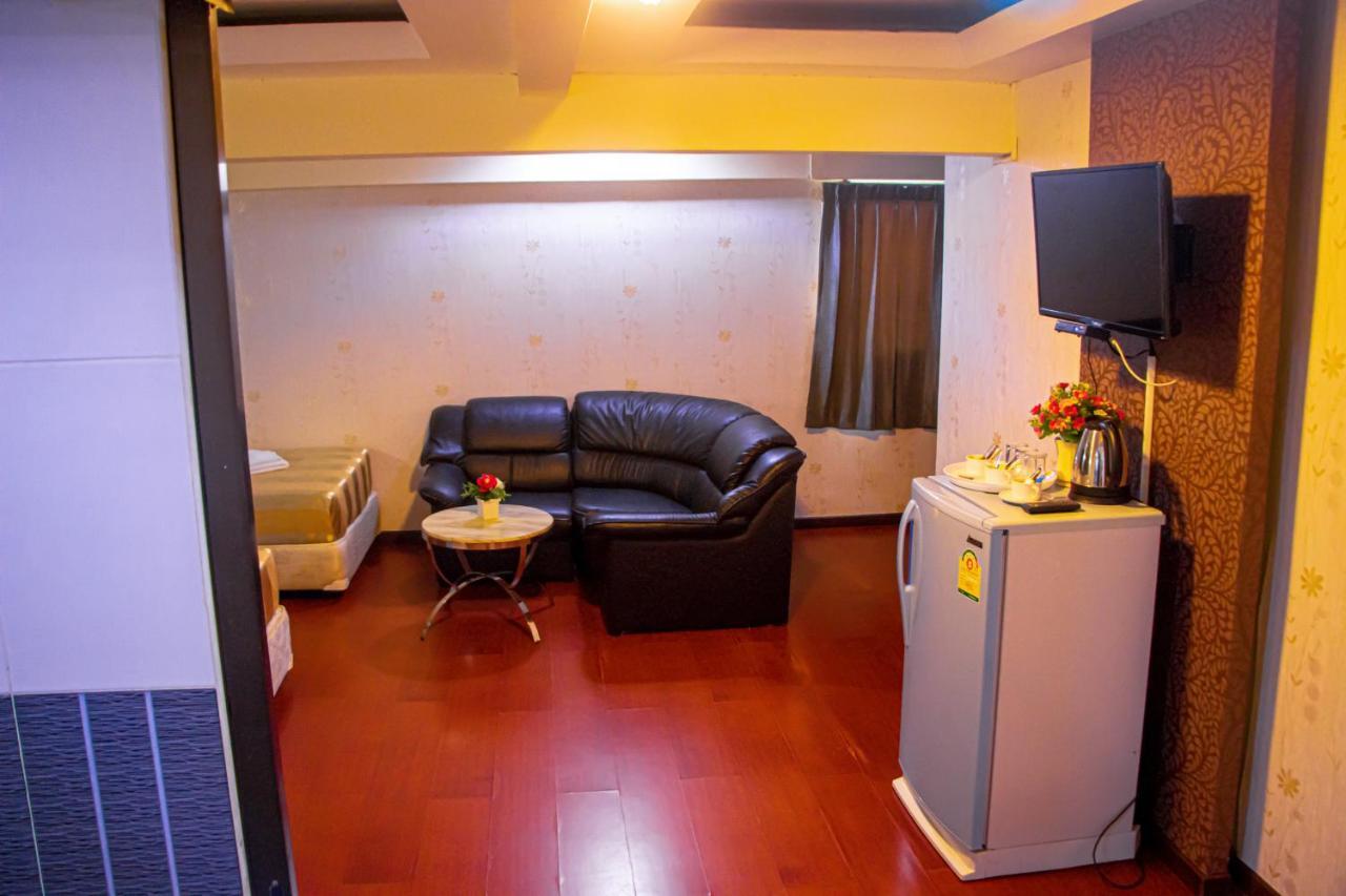 Visiting Card Hotel & Resort Bangkok Exterior photo