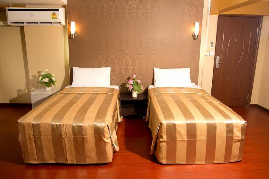 Visiting Card Hotel & Resort Bangkok Exterior photo