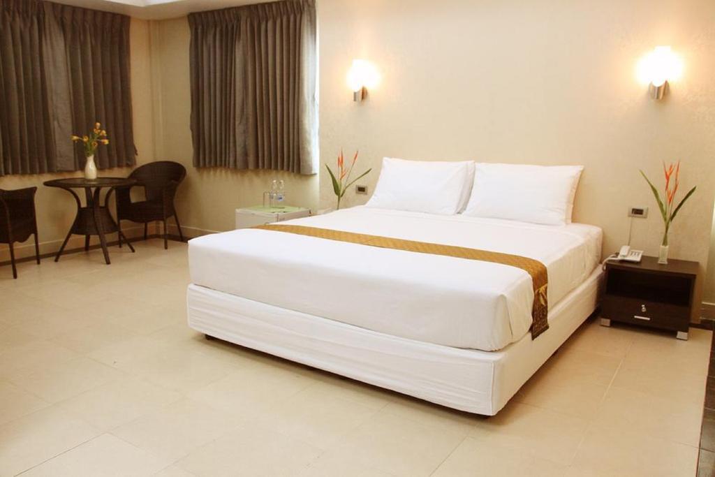 Visiting Card Hotel & Resort Bangkok Exterior photo