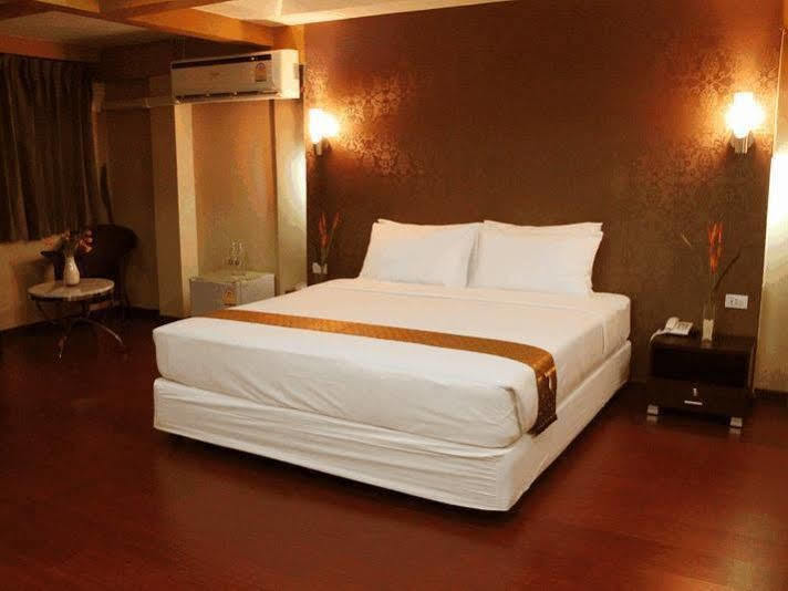 Visiting Card Hotel & Resort Bangkok Exterior photo